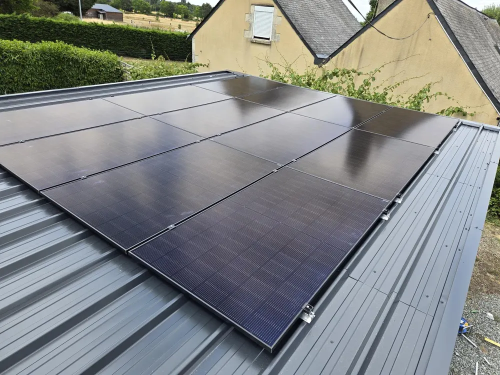 Installation photovoltaïque sur une toiture en bac acier gris