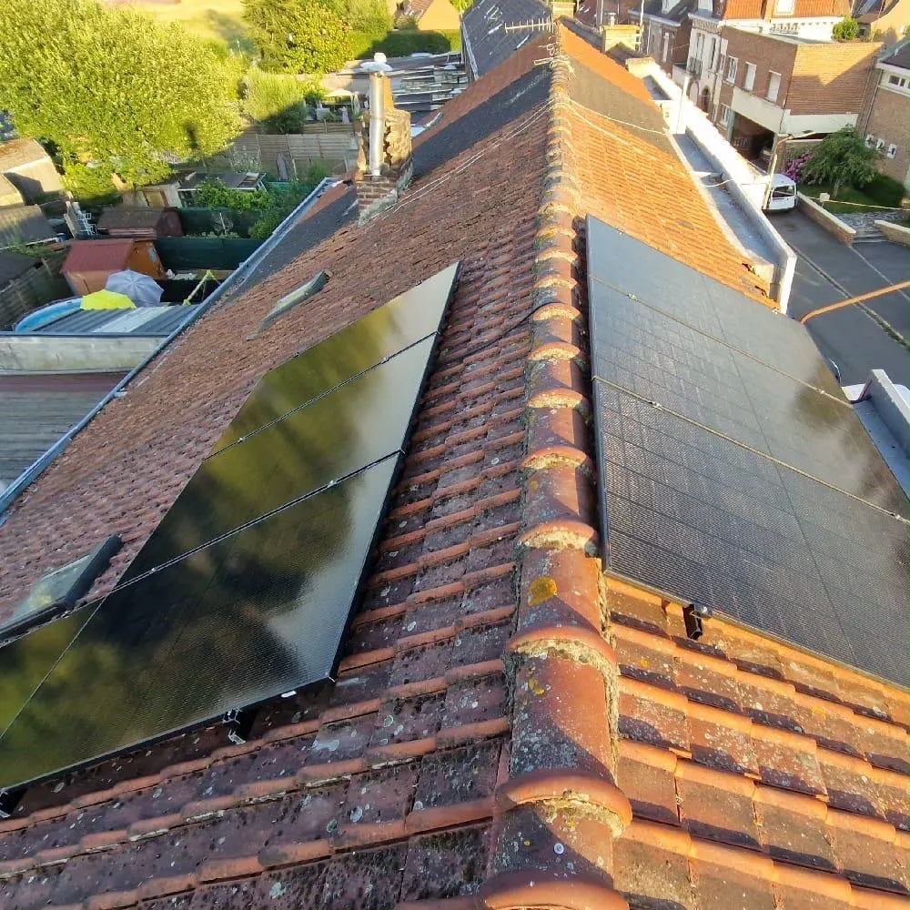 Vue aérienne d'une installation photovoltaïque couvrant deux pans de toiture