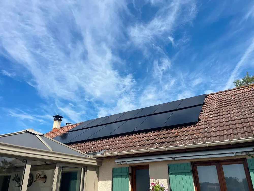 Panneaux solaires sur la toiture d'une maison individuelle