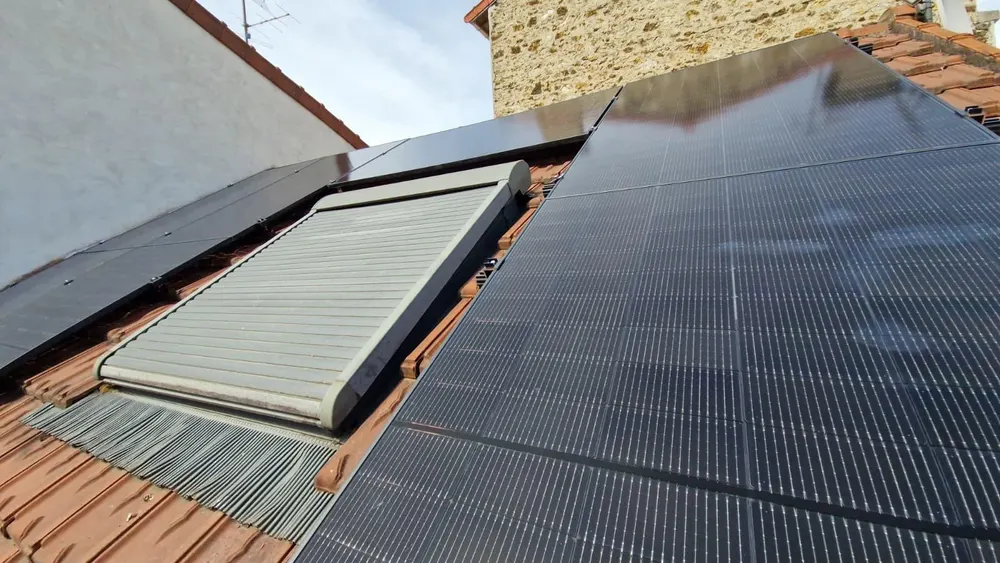 Panneaux photovoltaïques posés autour d'une fenêtre de toit